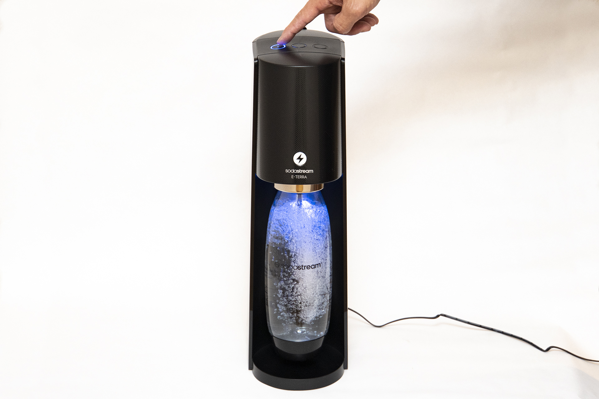 ソーダストリーム「E-TERRA」 ワンタッチ炭酸注入・青く光る - Impress