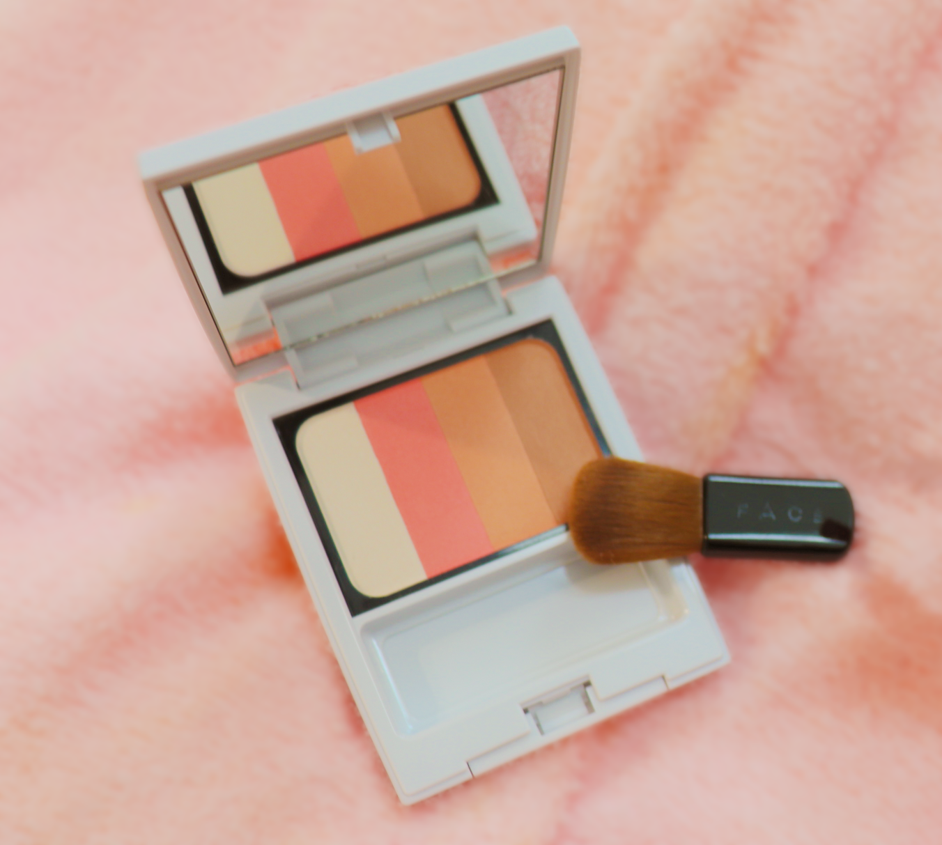 限定販売！FACE THE GLOW ON BRUSH＆THE ROUGE STICKで華やか上品