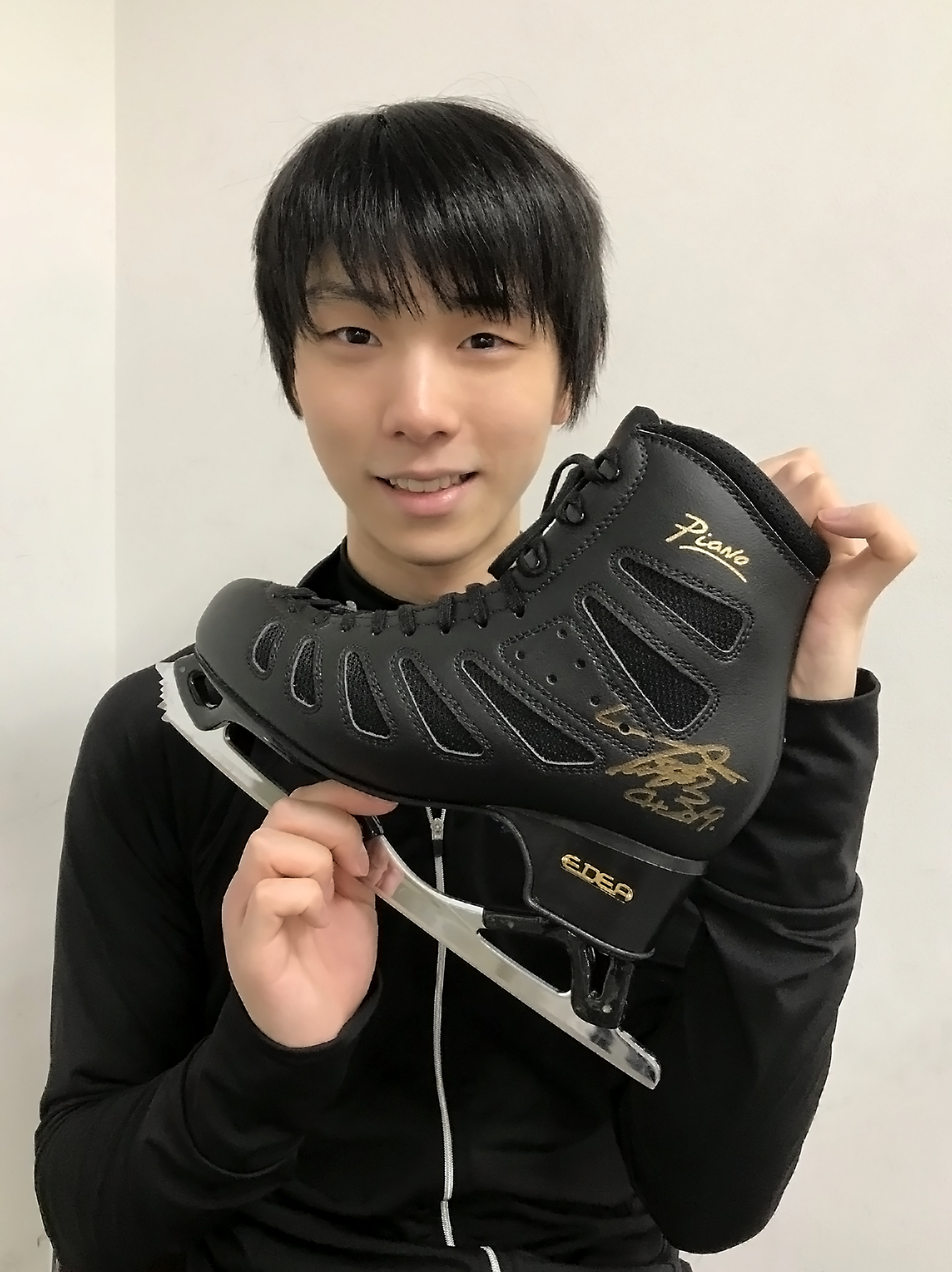 羽生結弦選手の直筆サイン入りフィギュアスケートシューズを展示