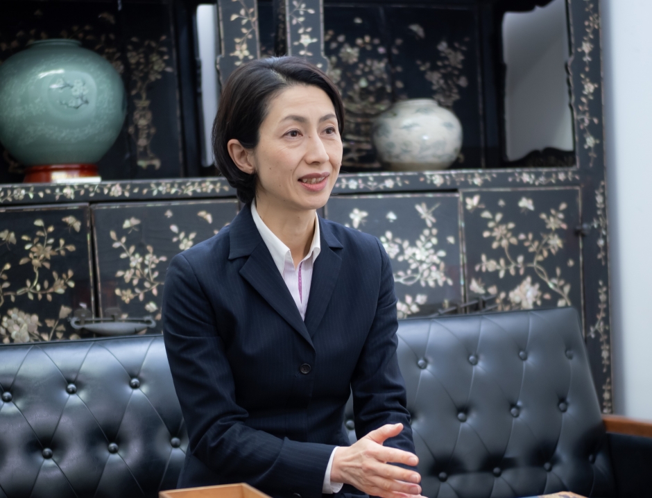 造形作品と向き合い、ものを介して見える人間や社会の姿を追う 【美術