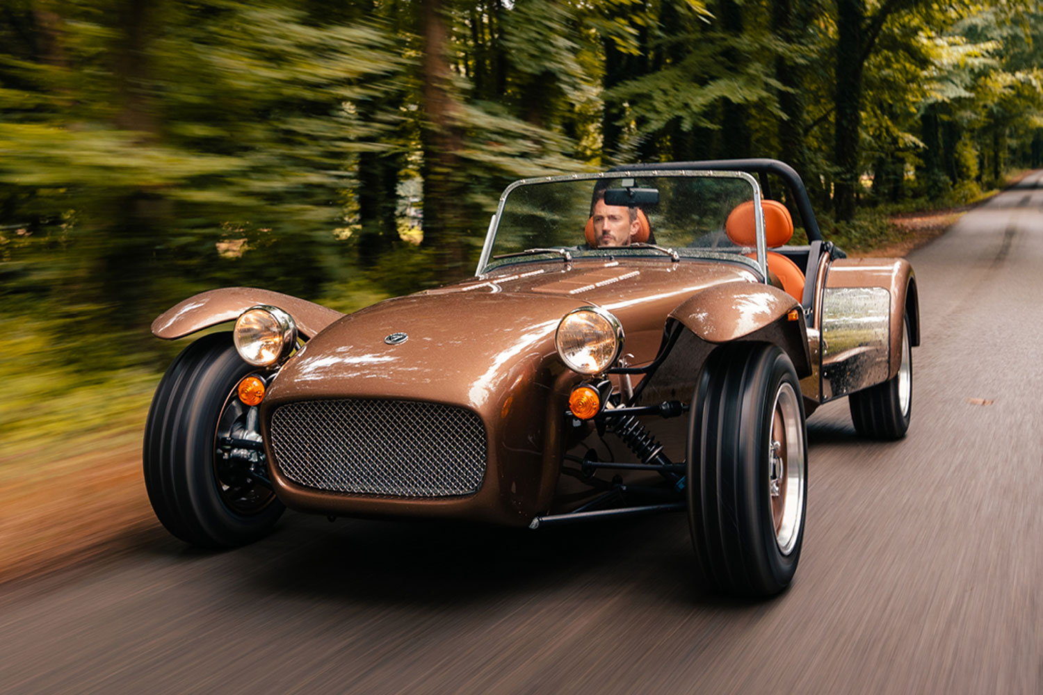 ケータハムが「スーパーセブン2000」を発売 クラシックな装いの軽量