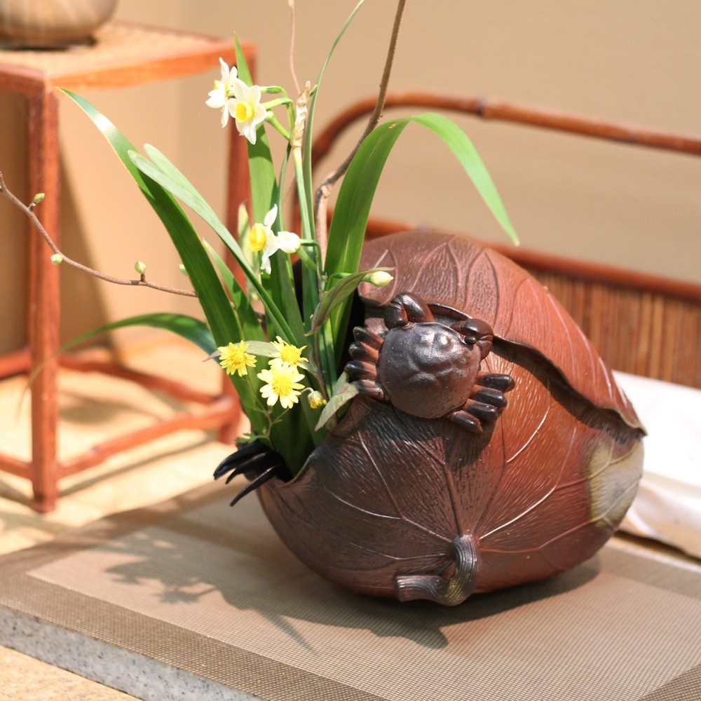 蓮と蟹の花器 | 備前焼窯元 小西陶古