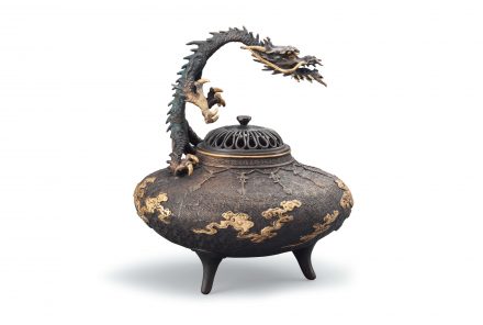 雲龍香炉（錆銅 蝋型 立龍提手 瓔珞雲 細密三足香炉）／ホームメイト