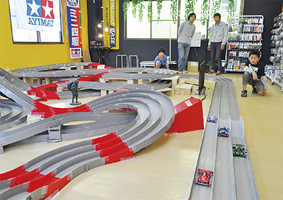 タウンレポート 世代つなぐ 「ミニ四駆」 二宮町に専用サーキット
