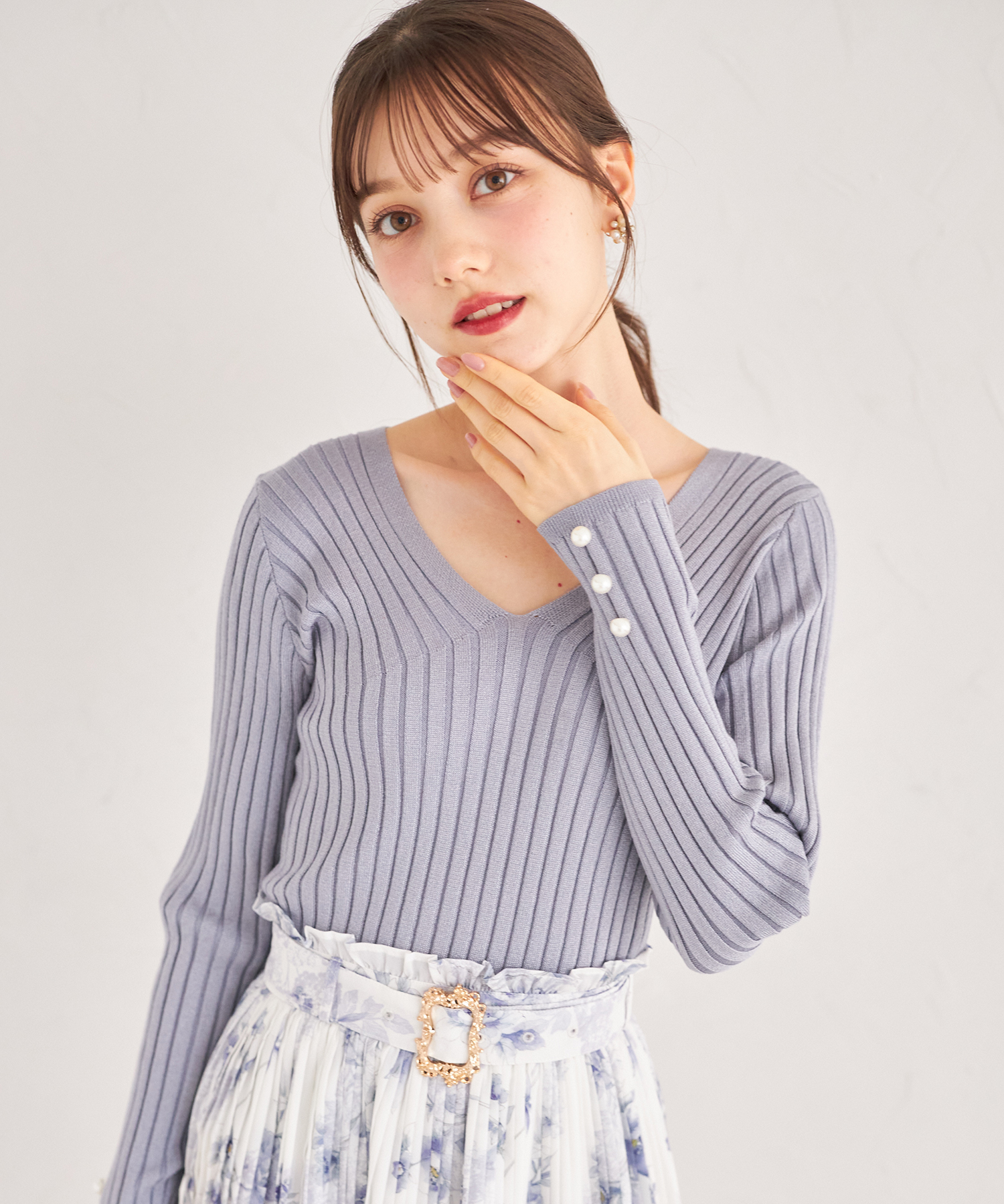 袖口パール付きVネックリブニットプルオーバー
