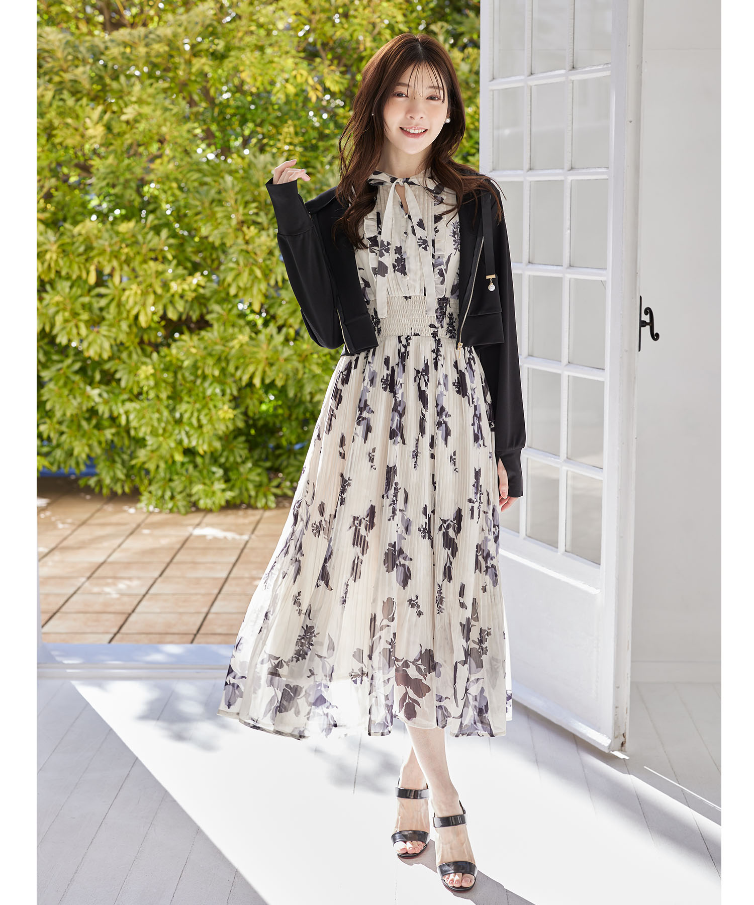 リボン付きウエストシャーリングフラワープリントプリーツワンピース