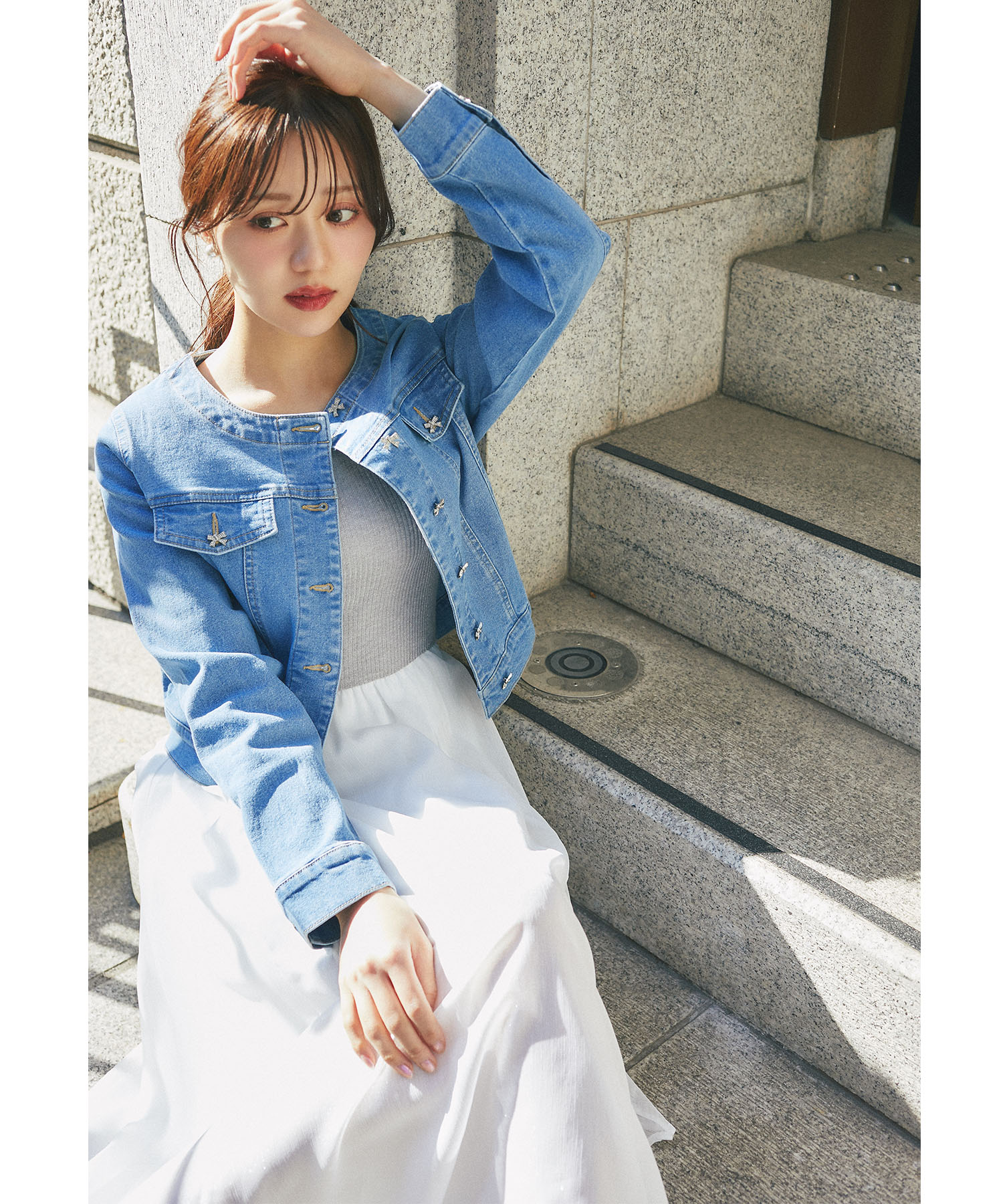 ビジューリボン釦ノーカラーデニムジャケット