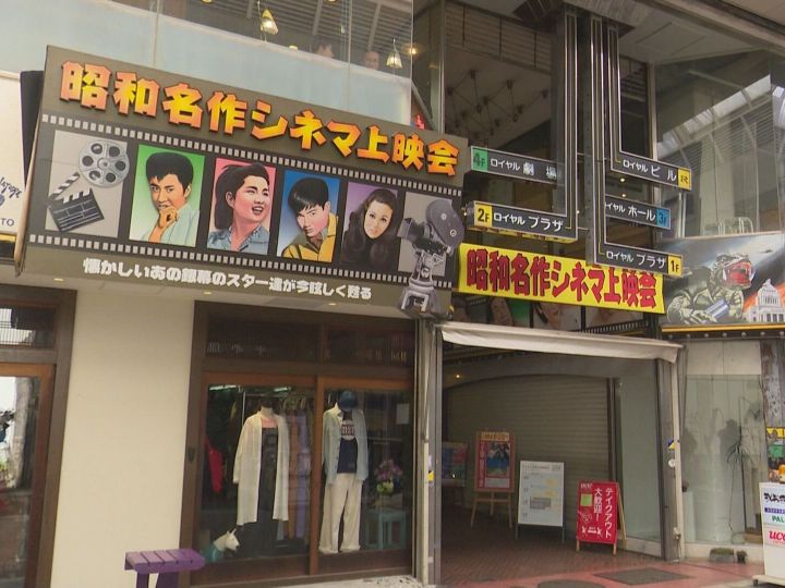 ガラスウィンドウの中に駄菓子並ぶ…岐阜市の商店街に“昭和レトロな映画