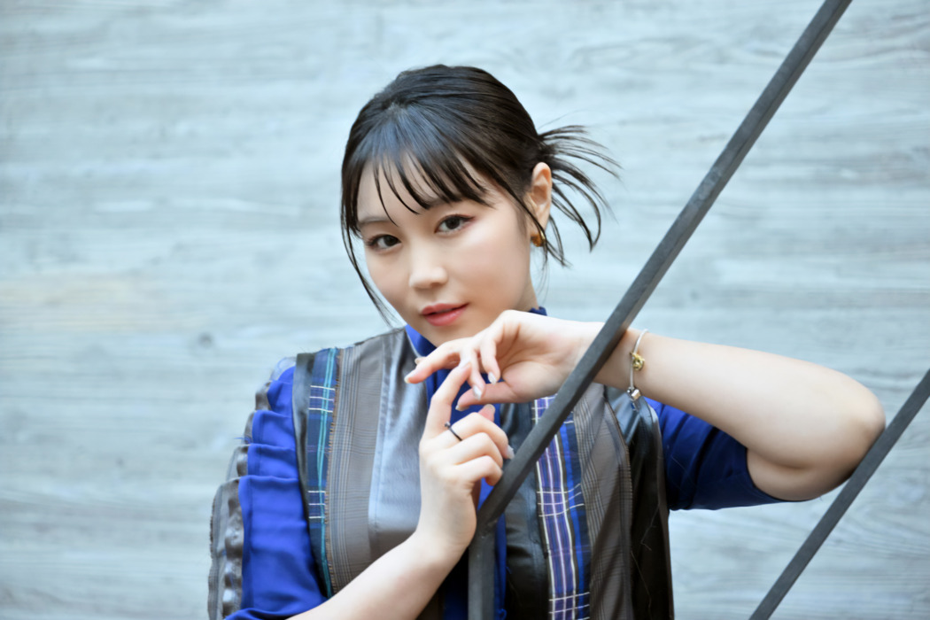 プレゼント】鷲尾伶菜 さんの直筆サイン入りフォトカード1名様に