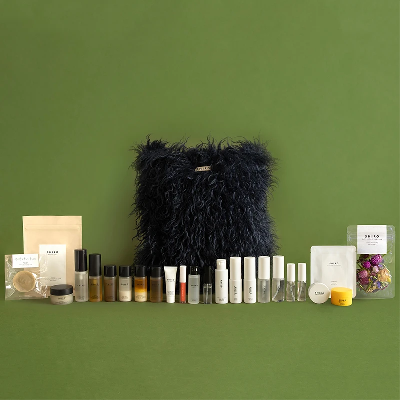 SHIRO(シロ)〉2025年ホリデーコレクション。限定ファートートバッグ