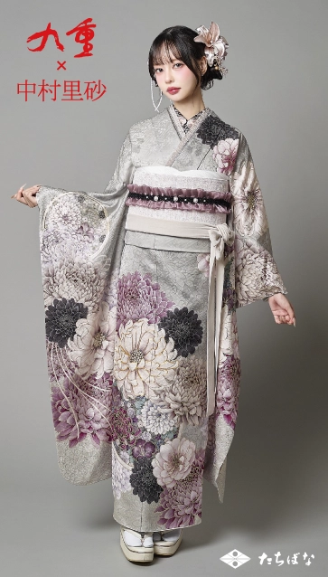 九重 × 中村里砂の振袖-グレー|成人記念の新作振袖ご紹介
