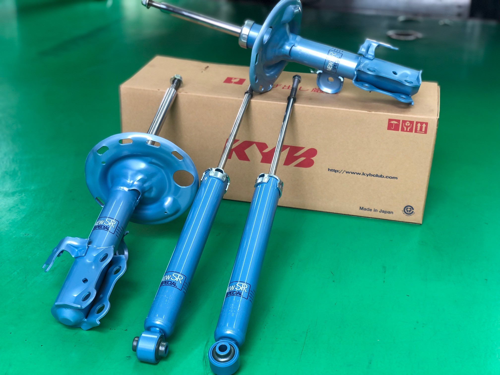 エスティマ ACR50 KYB ショックアブソーバー 純正品交換 | 店舗お