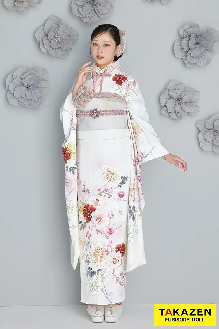 クリーム色の振袖｜成⼈式の振袖レンタルならTAKAZEN、世界⼀かわいい