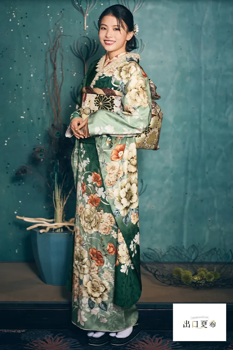 緑色の振袖｜成⼈式の振袖レンタルならTAKAZEN、世界⼀かわいいハタチ