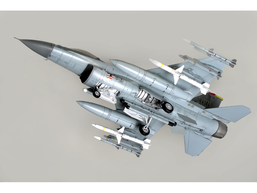 Lockheed Martin F-16Cj (Block 50) Fighting Falcon / Tamiya USA