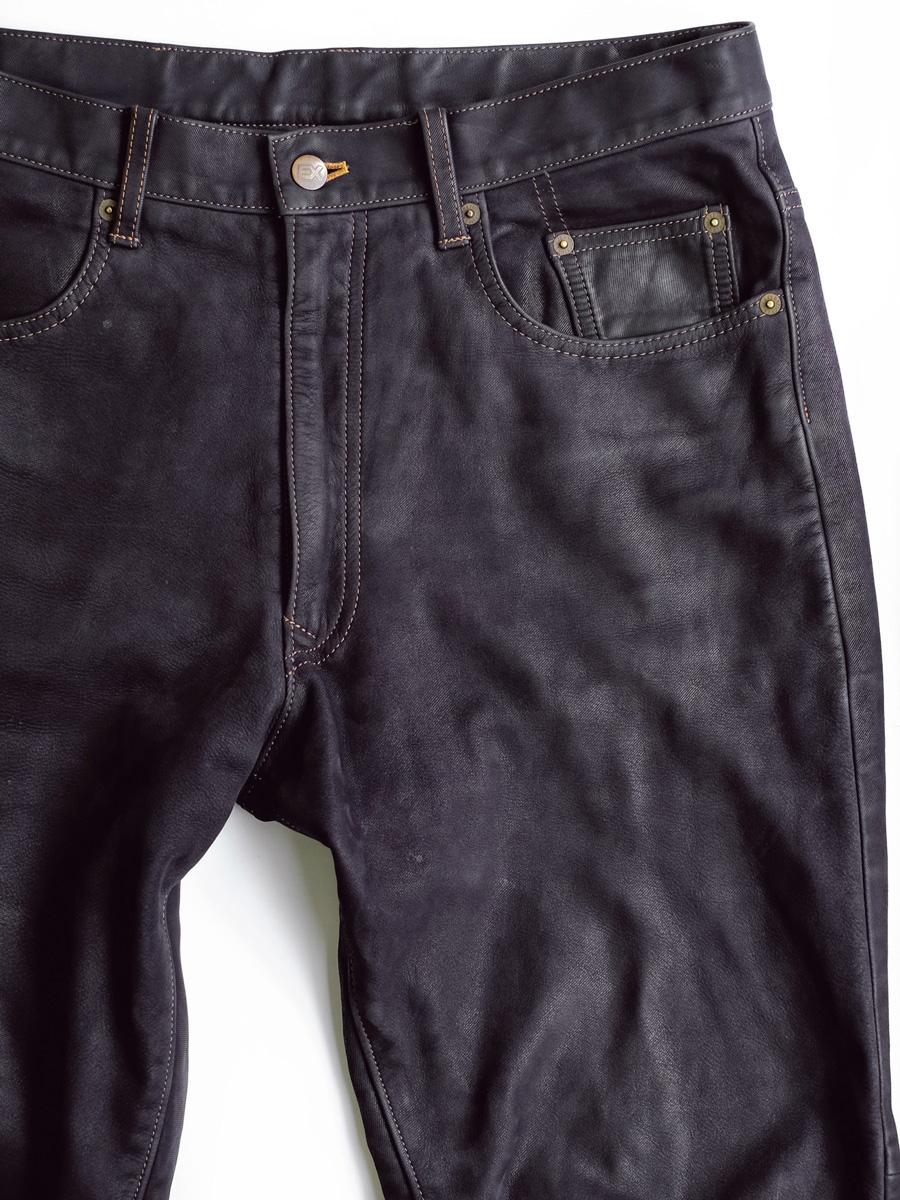 ジーンズなのにレザー? クシタニ エクスプローラージーンズ - バイク