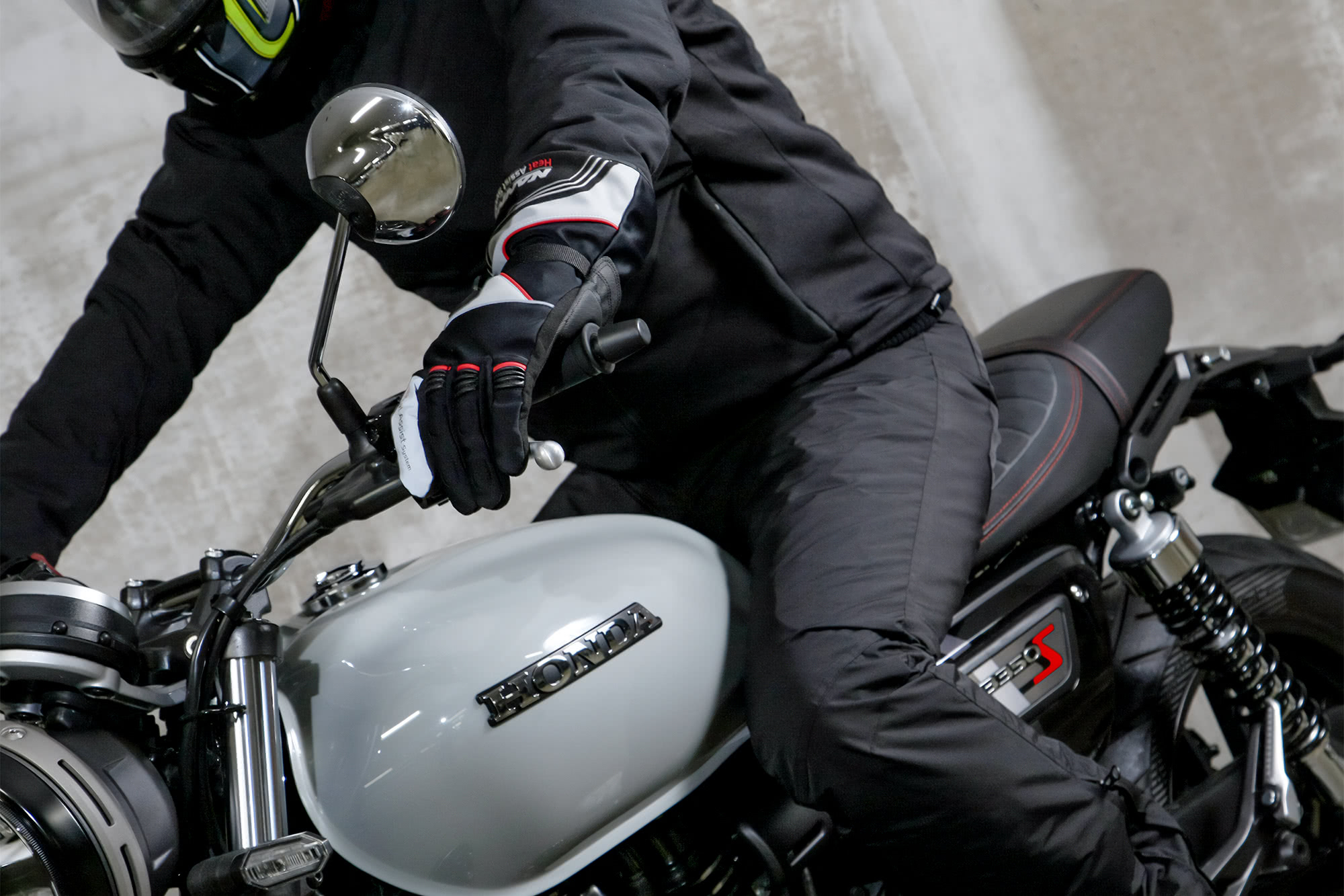 立体裁断+電熱でライディング時はジャストに温かい！ NANKAI Heat