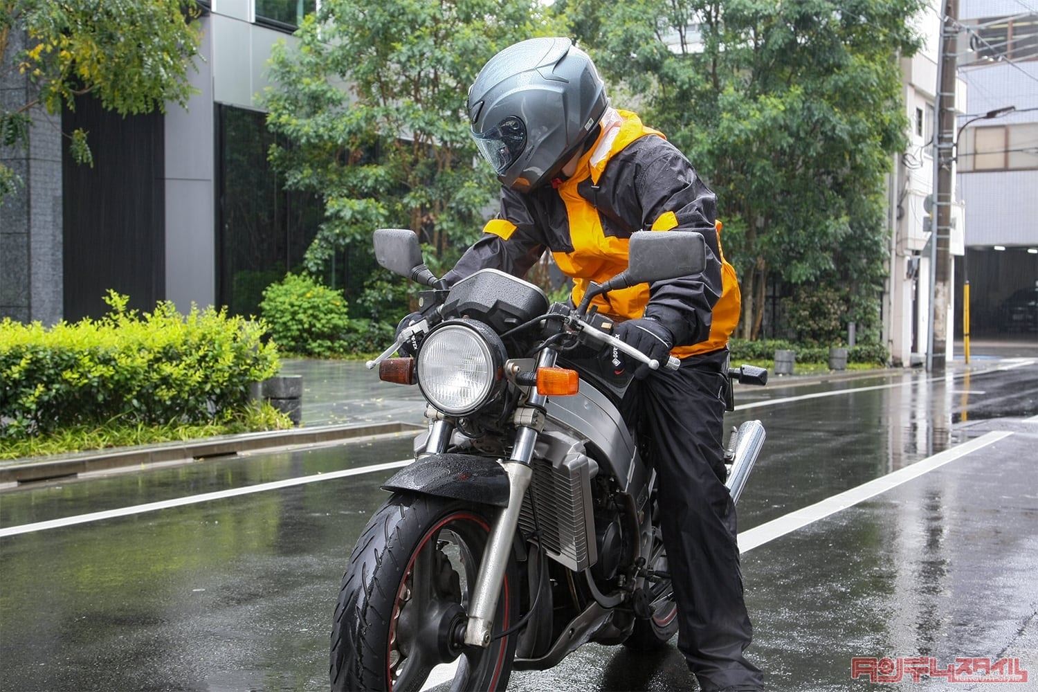 レインウエアってやっぱり必要？ ただの防水透湿ではなくバイク専用品