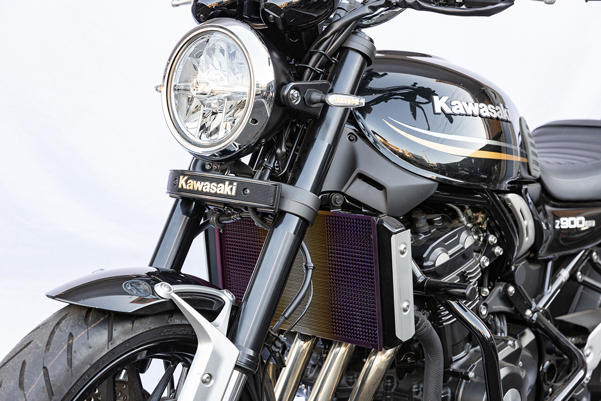 Z900RS & Z650RSのヘッドライト下にKAWASAKI純正エンブレムが装着可能