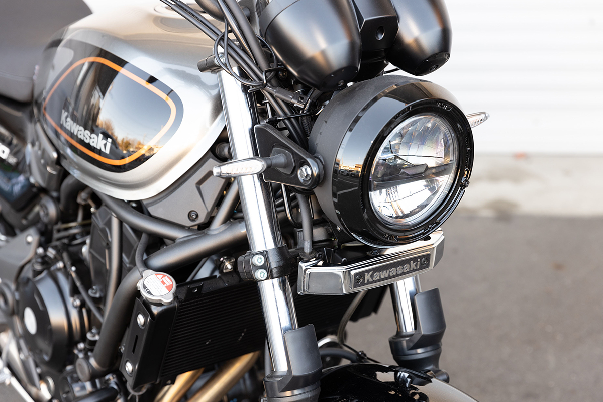 Z900RS & Z650RSのヘッドライト下にKAWASAKI純正エンブレムが装着可能