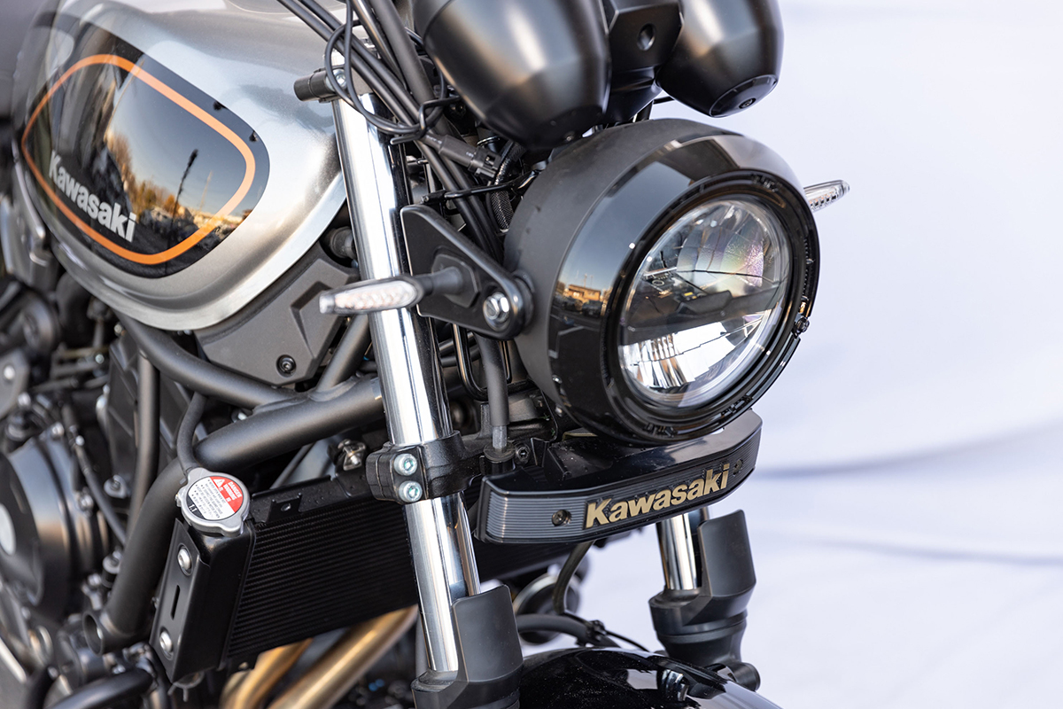 Z900RS & Z650RSのヘッドライト下にKAWASAKI純正エンブレムが装着可能