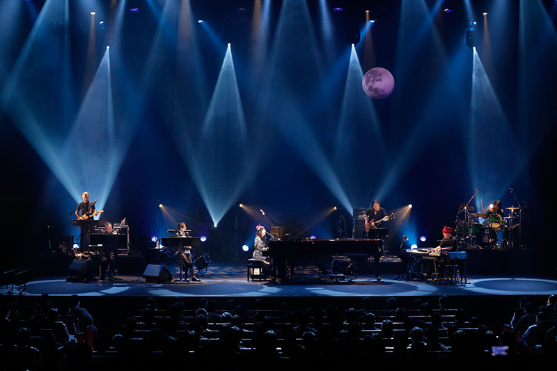 谷山浩子コンサート～デビュー40周年大感謝祭～」ライブレポート 11月