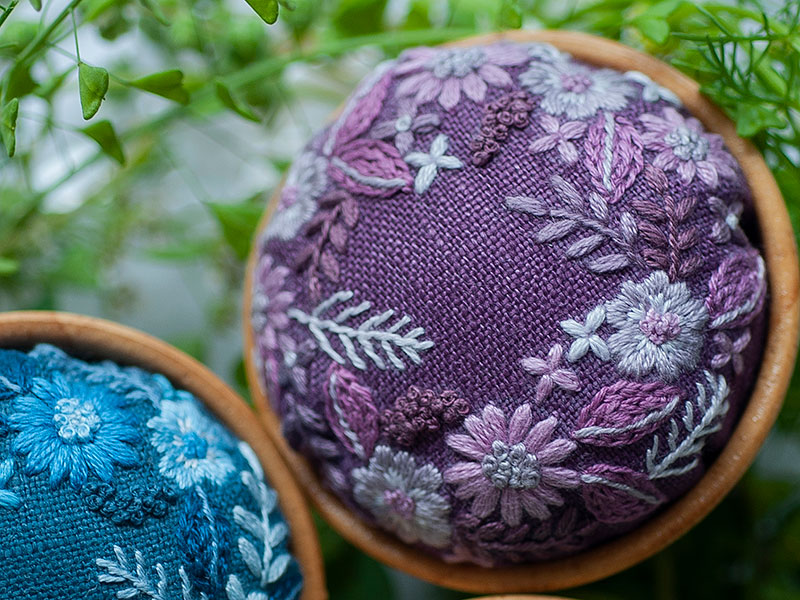 ピンクッション 花冠 パープル 『yulaの刺繍 草花の処方箋』刺しゅう