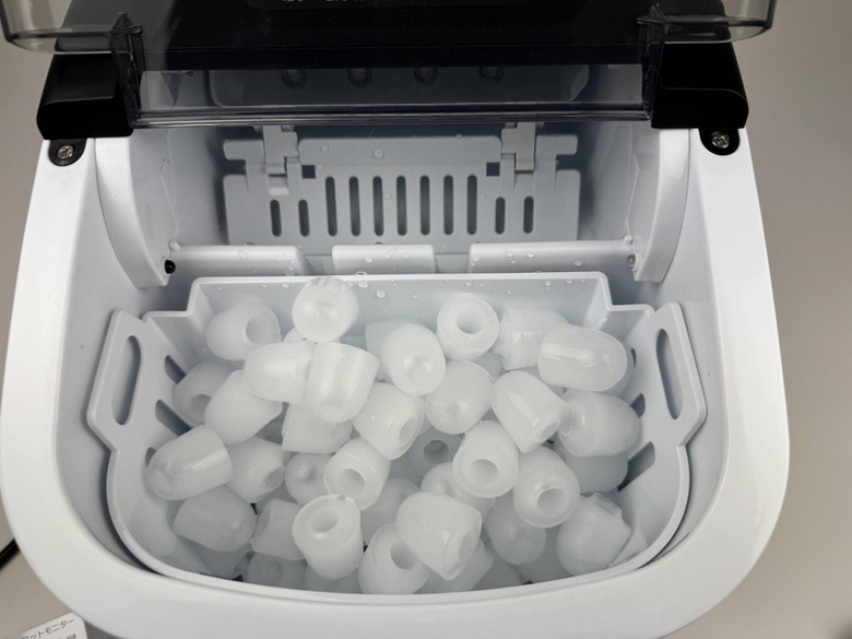 コンビニで氷を買うよりおトク！ 最速6分で氷ができる格安製氷機を買っ