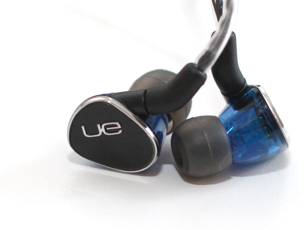 Logitech UE 900 In-ears Review - The Package & Closer Examination