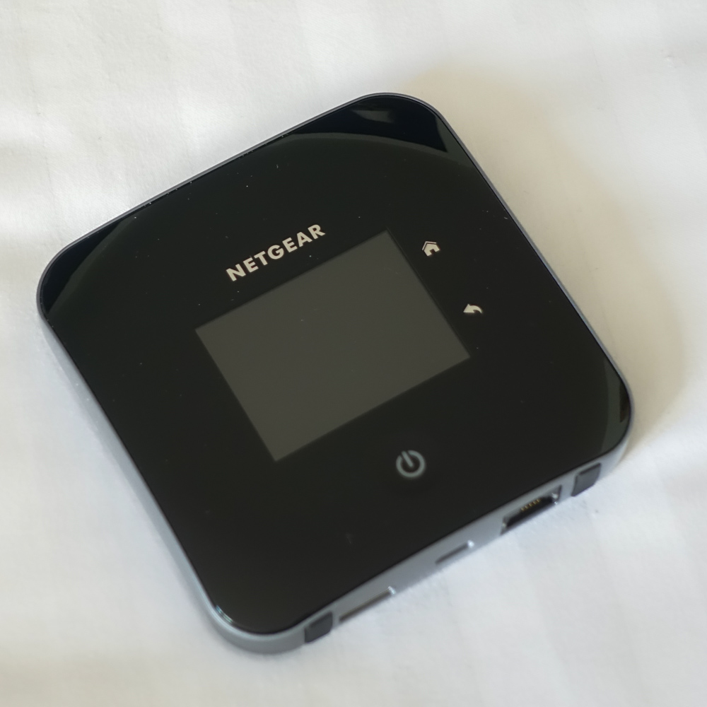 NETGEAR Nighthawk MR2100 4G LTE Mobile Router Review - Closer Look