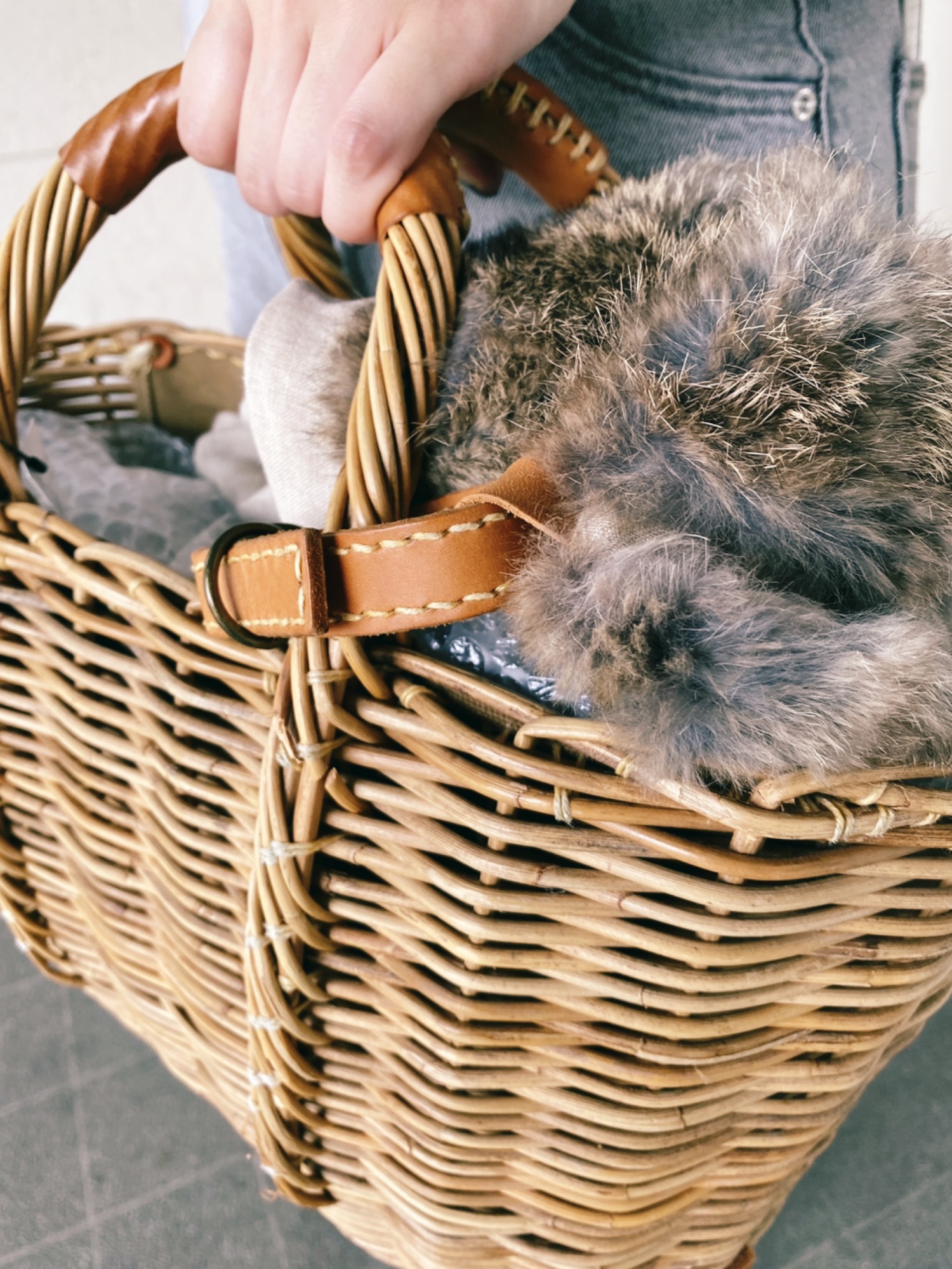 人気ブランド【ebagos / エバゴス】より定番のファー被せ籐編みトート