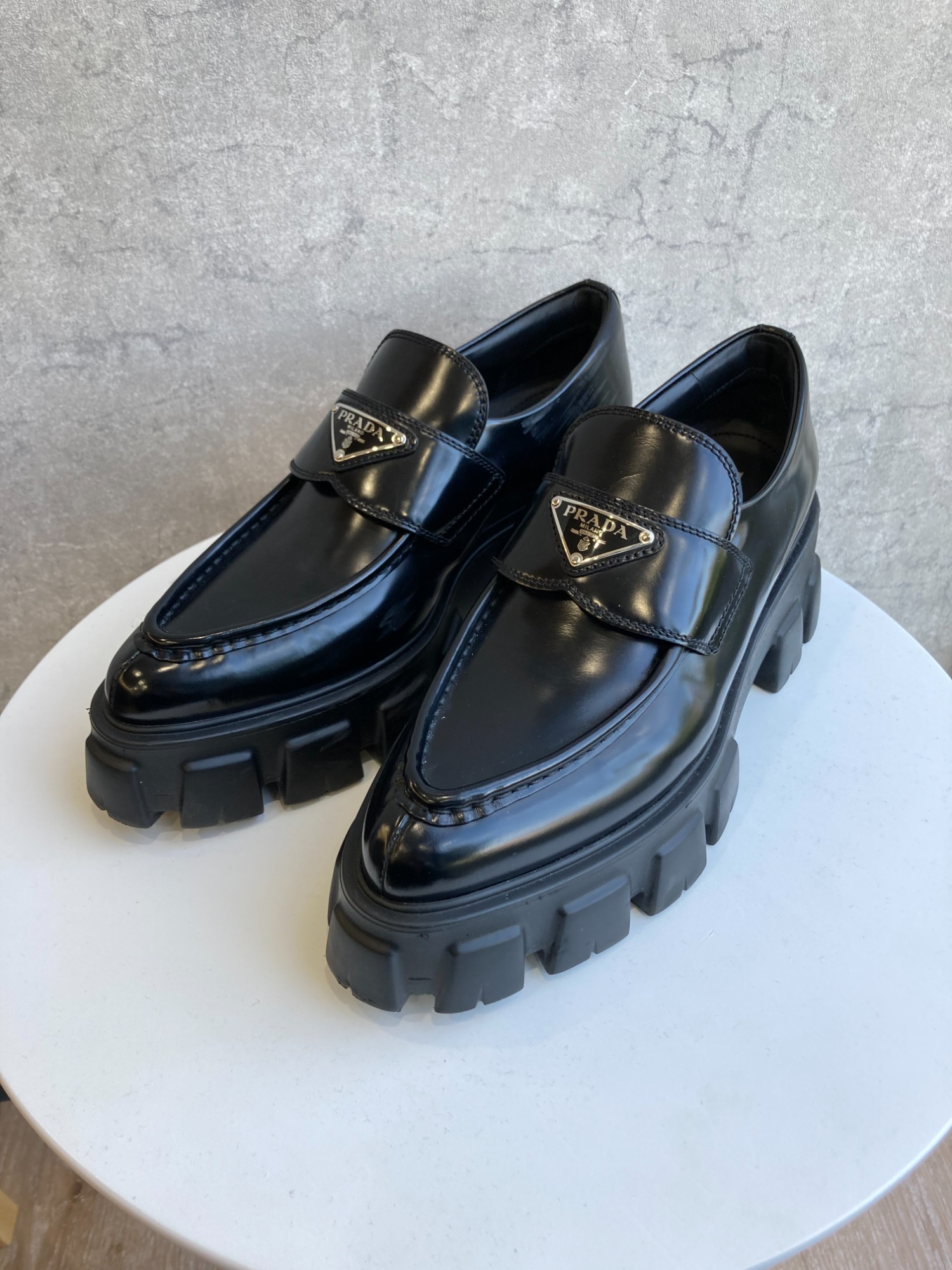 PRADA/プラダ】よりモノリスブラッシュドレザーポインテッドトゥ