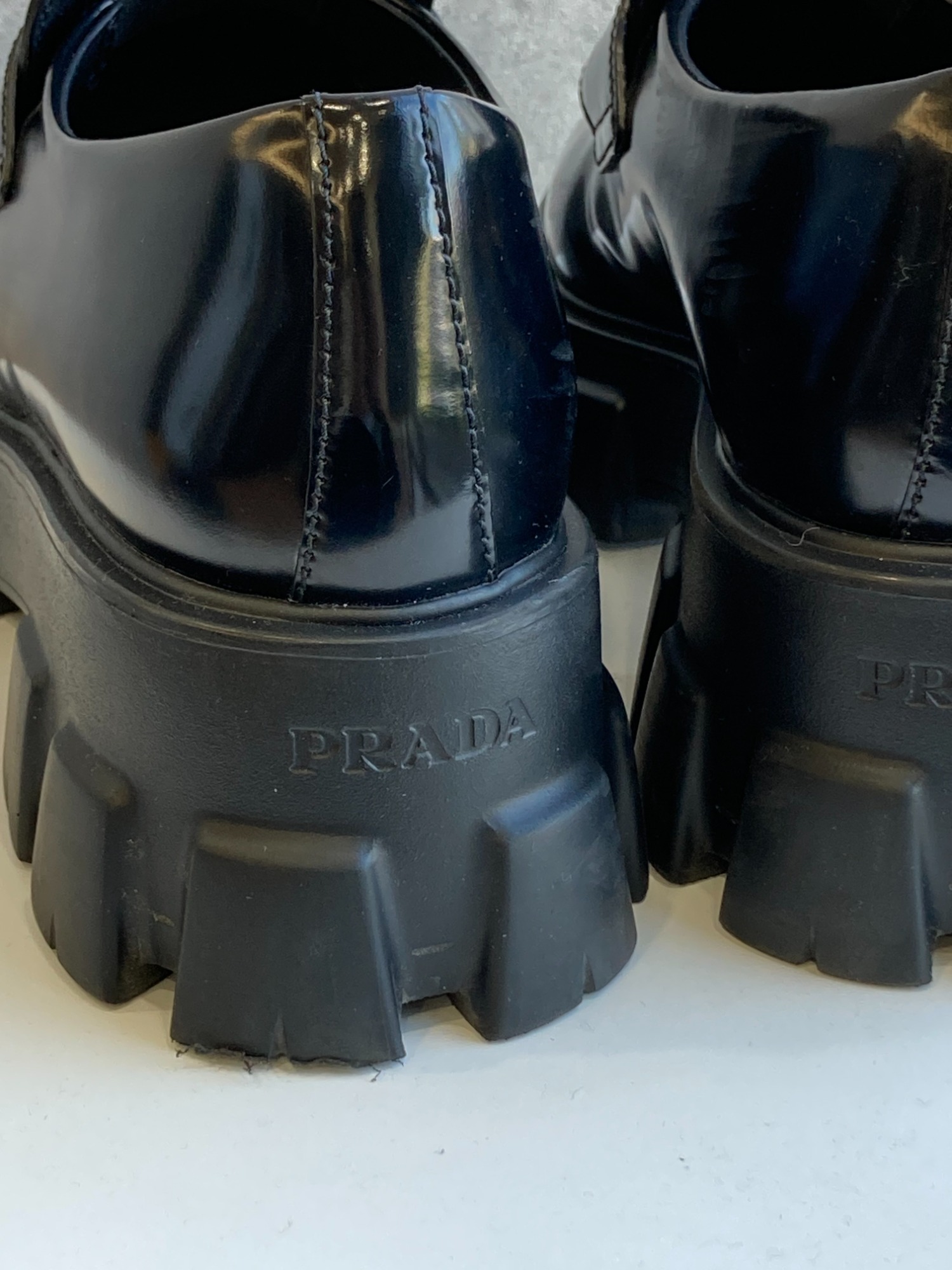 PRADA/プラダ】よりモノリスブラッシュドレザーポインテッドトゥ