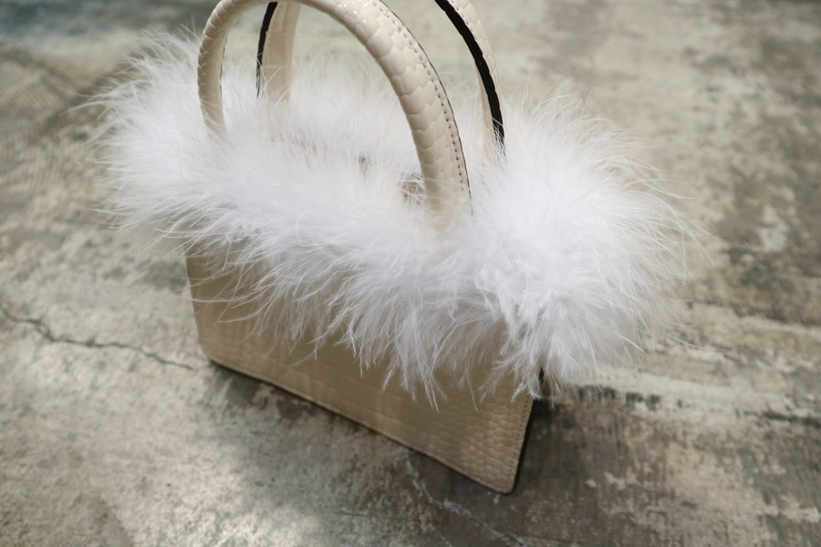 the virgins/ヴァージンズ】よりミニハンドフェザーヴァニティーバッグ