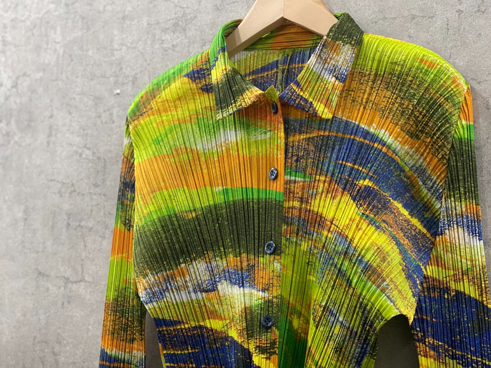 PLEATS PLEASE／プリーツプリーズ】より総柄プリーツシャツ2点が入荷