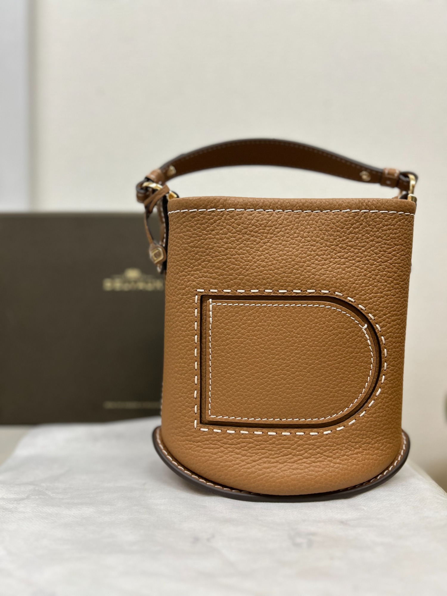 DELVAUX より Pin Mini Bucket が入荷しましたので紹介いたします