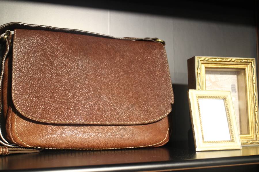 革を使う喜びをデザインした、シンプルな形の柔らかショルダーバッグ