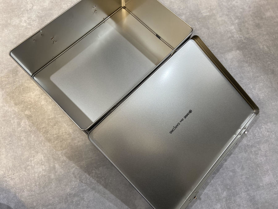 COMME des GARCONS/コム デ ギャルソン】よりブリキメッセージトランク