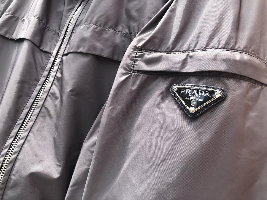PRADA SPORTS/プラダスポーツ】より三角プレートナイロンジャケットが
