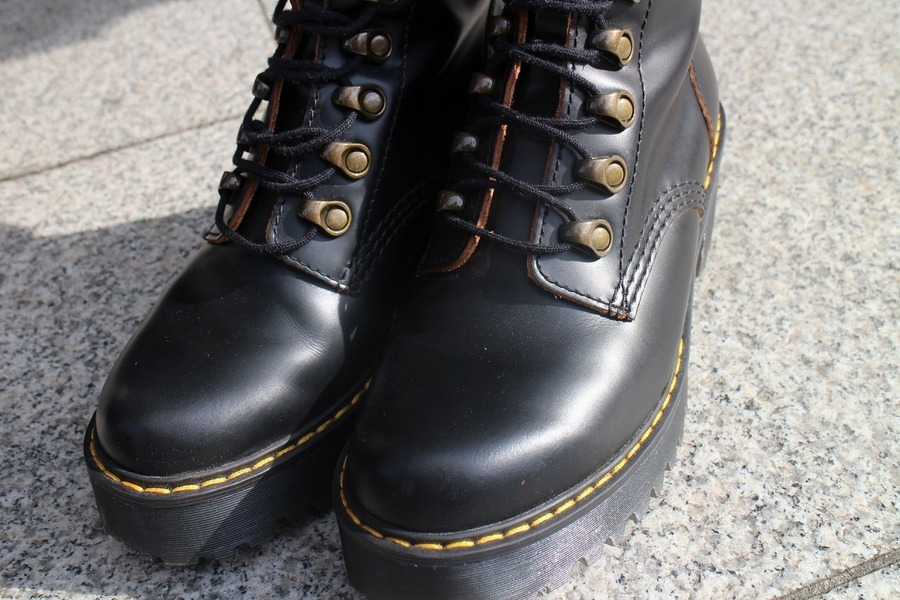 Dr.Martens/ト゛クターマーチン】より7フックブーツ（LEONA）が買取