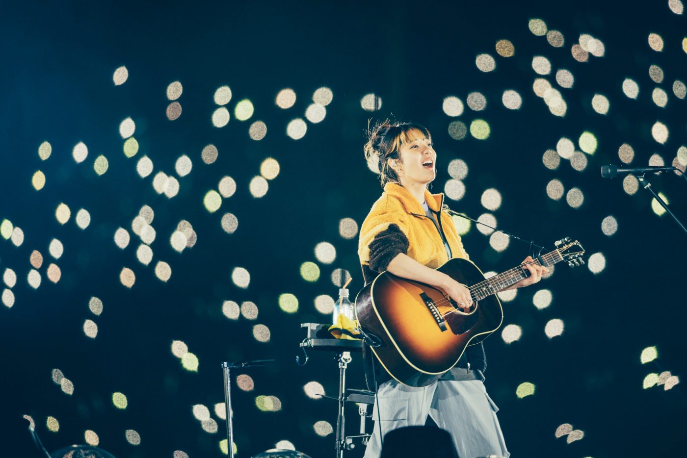 あいみょん、阪神甲子園球場での弾き語りワンマン公演で4万5000人を