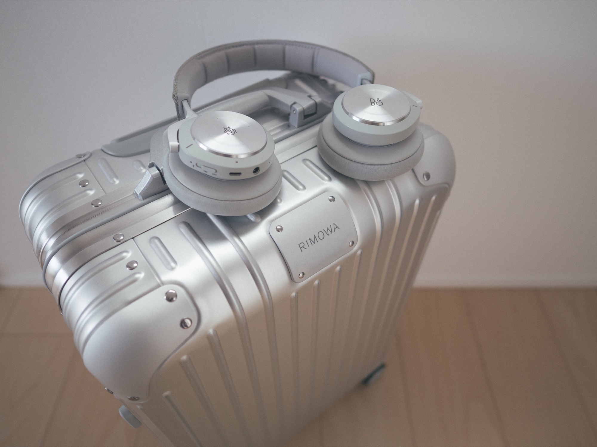 B&O x Rimowa H9i Special Edition – The MountainBorn
