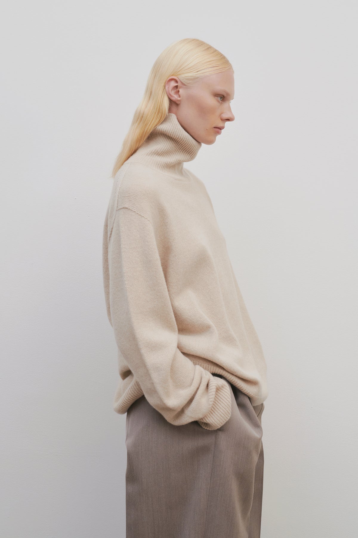 Stepny Turtleneck Tan – The Row