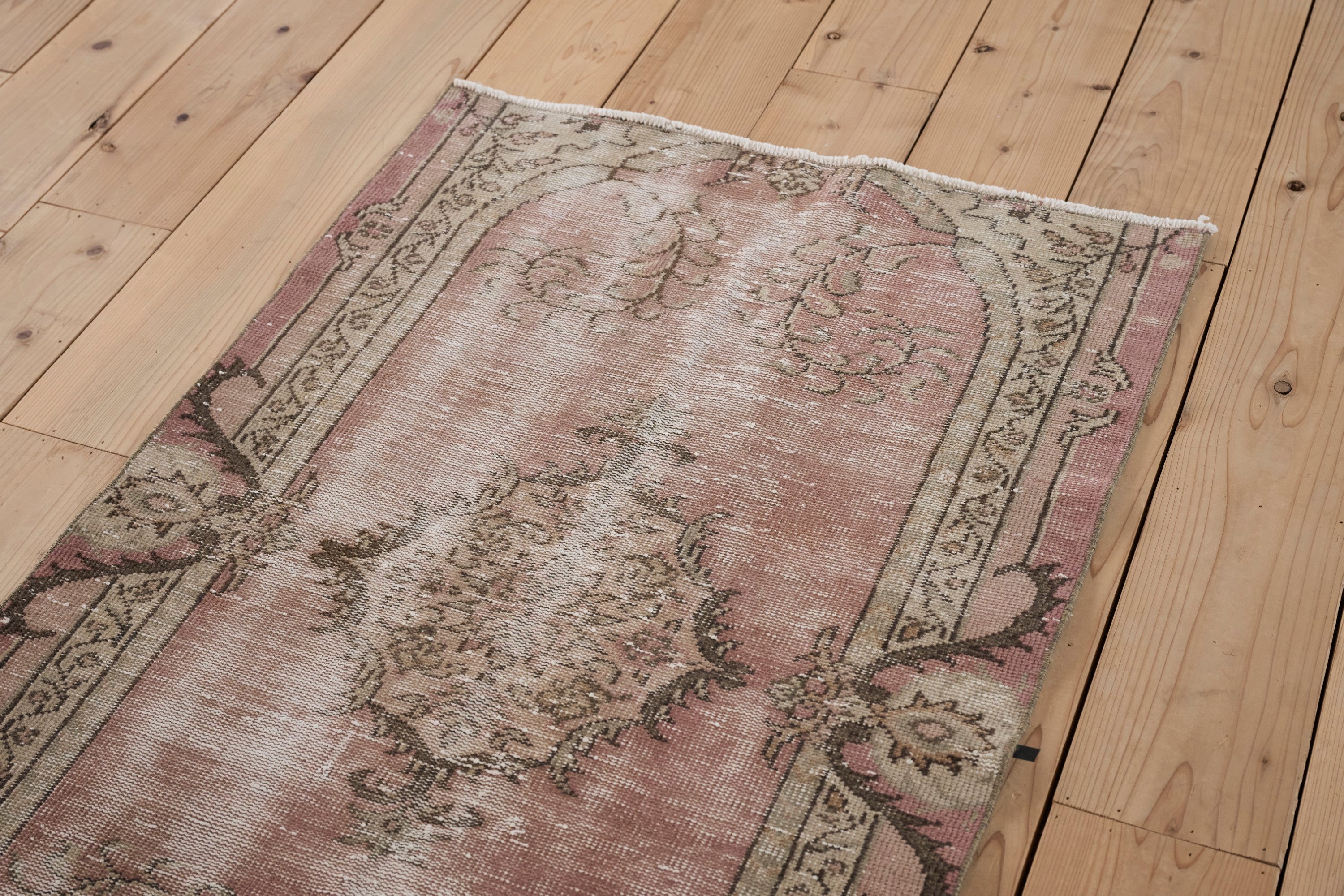 ヴィンテージラグ、はじめの一枚｜暮らしに、時間の深みを敷くという