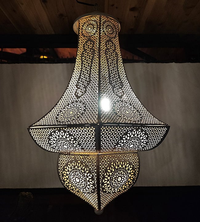 しずく型 モロカンスタイルのホワイトペンダントランプ - ニッケル