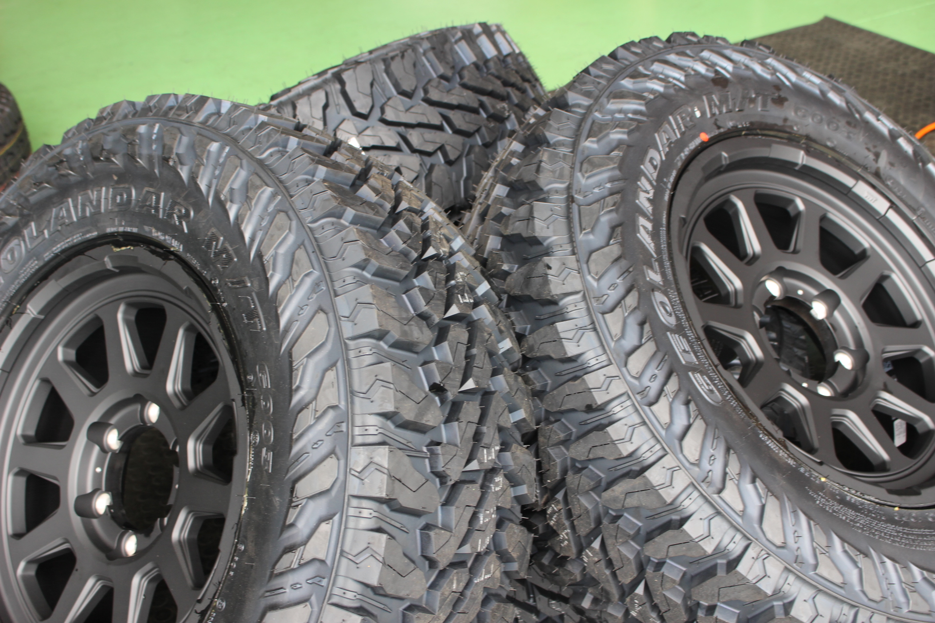 三菱 デリカD:5 に艶消しブラックホイール HOTSTUFF MAD CROSS RANGER