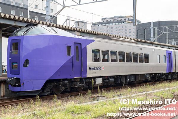 くしろ湿原ノロッコ号」を牽引・推進運転したディーゼル機関車 DE10