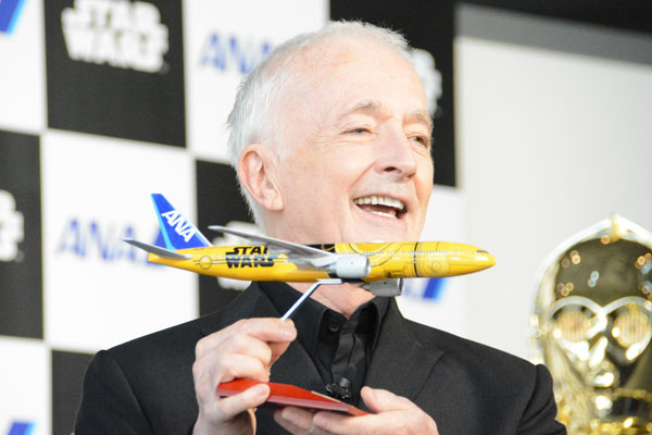ANA、「C-3PO ANA JET」を羽田空港でお披露目 初便搭乗者のうち1名に