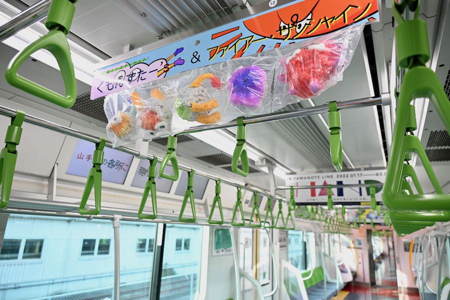 中吊りにアート作品 1編成まるごと“美術館”になった山手線、1月18日