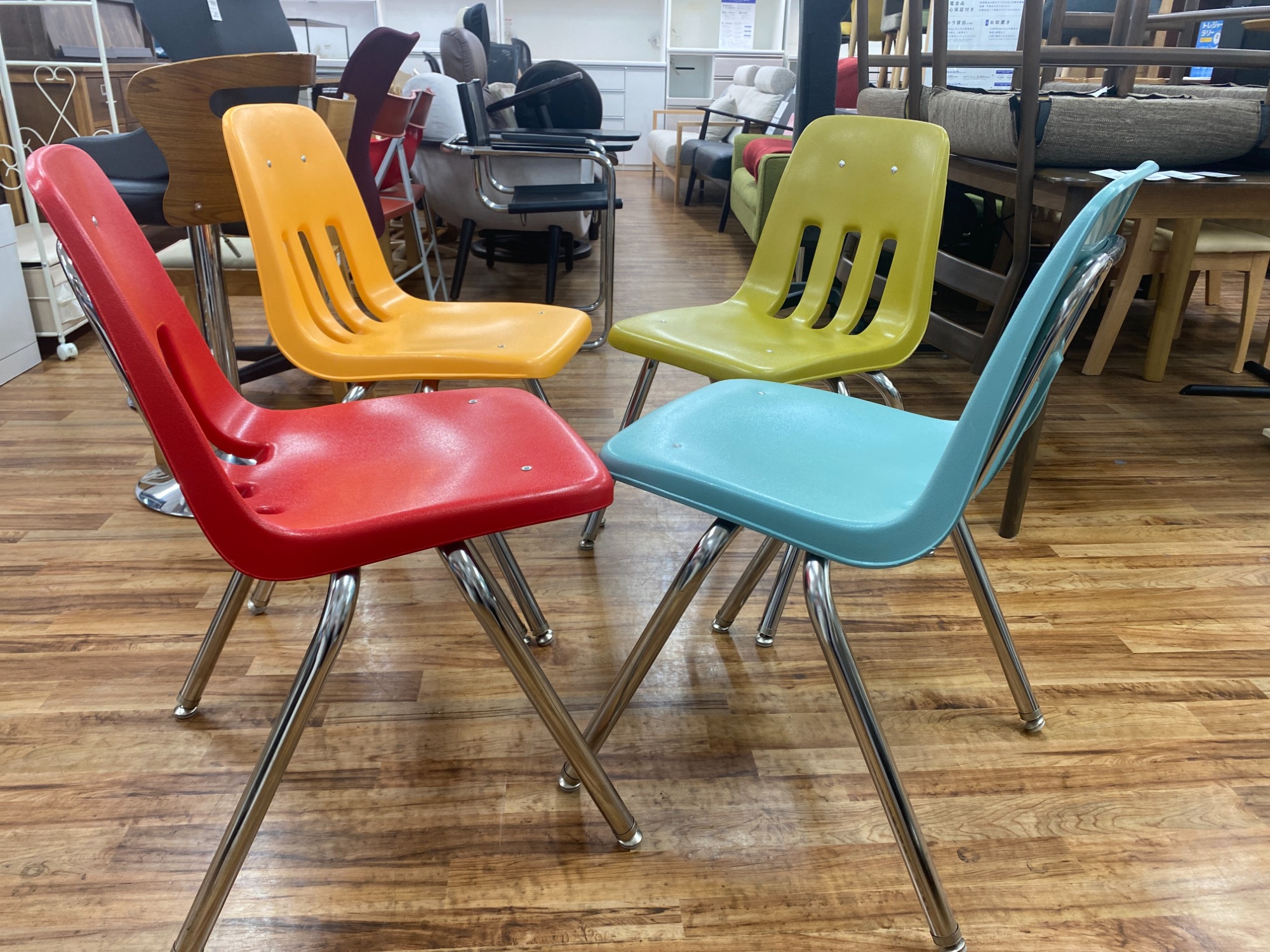 ロサンゼルス発☆】VIRCO(ヴァルコ)のスタッキングチェアをご紹介